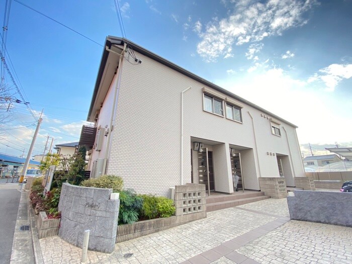 物件外観写真2　(エントランス部分)