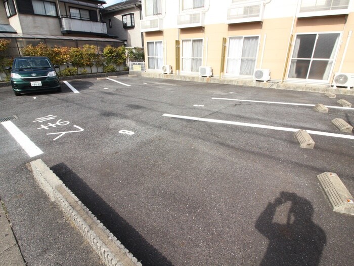 物件外観写真2　(駐車場)