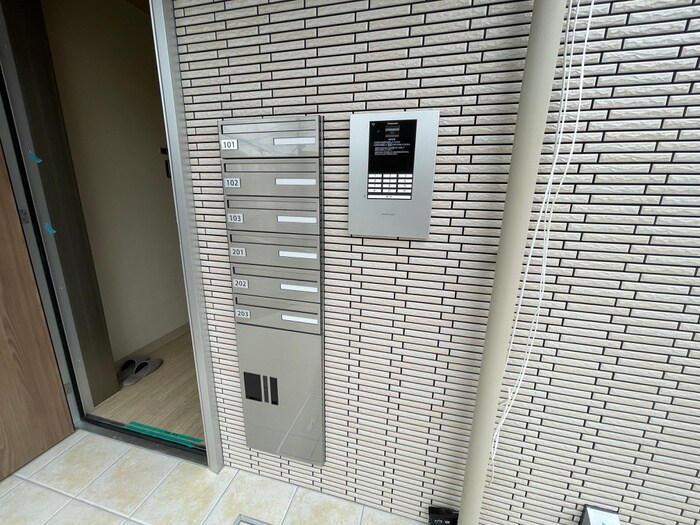 物件外観写真2　(エントランス部分)