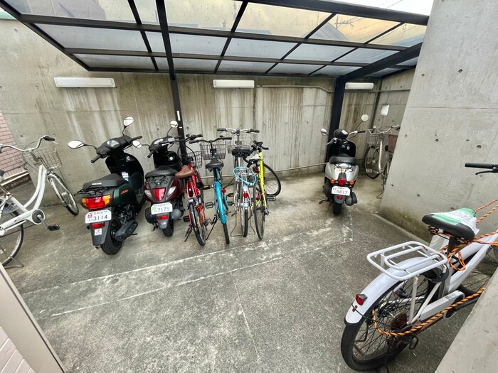 物件外観写真5　(駐輪場)