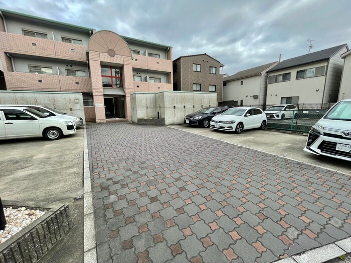 物件外観写真6　(駐車場)