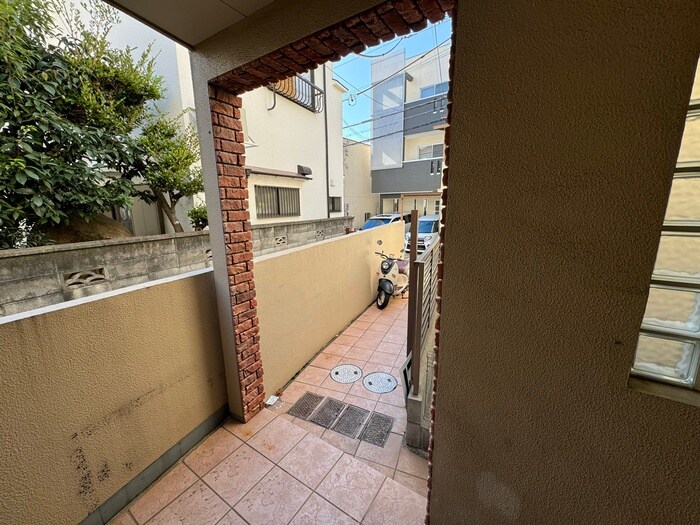 物件外観写真4　(エントランス部分)