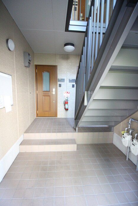 物件外観写真5　(エントランス部分)