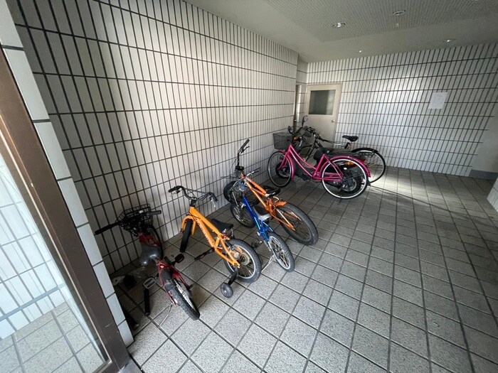 物件外観写真3　(駐輪場)