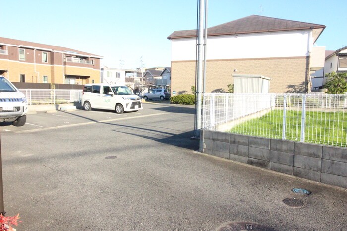 物件外観写真5　(駐車場)