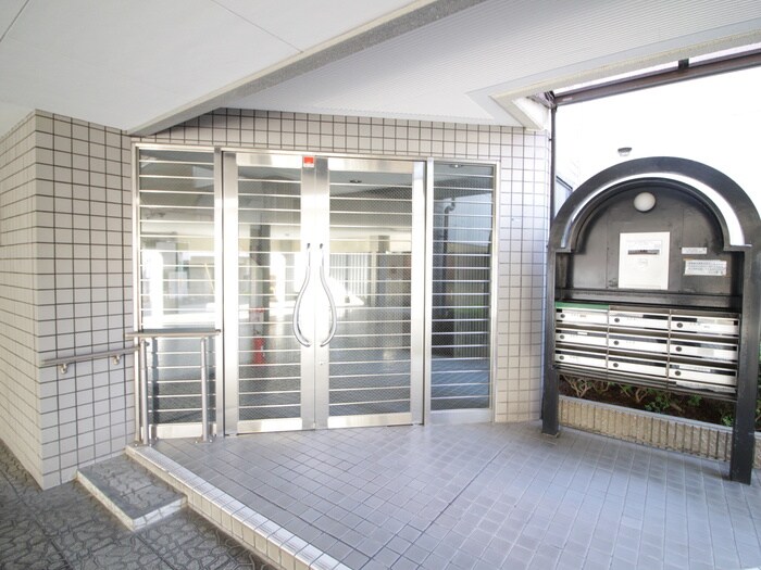 物件外観写真2　(エントランス部分)