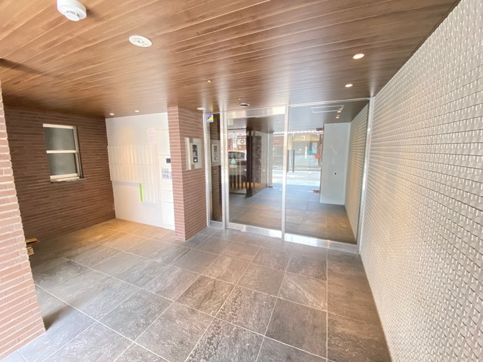 物件外観写真3　(エントランス部分)