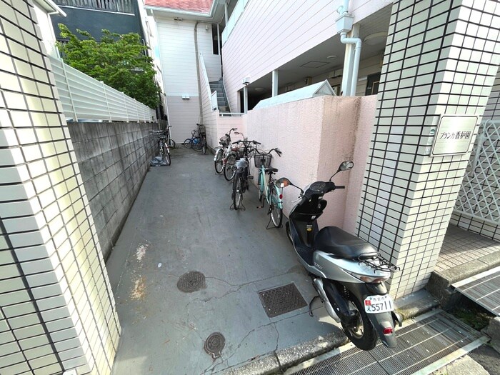 物件外観写真4　(駐輪場)