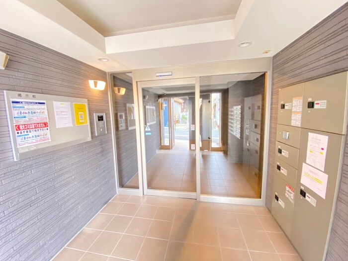 物件外観写真2　(エントランス部分)