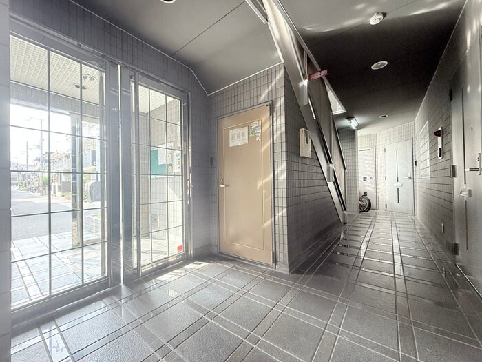 物件外観写真4　(エントランス部分)