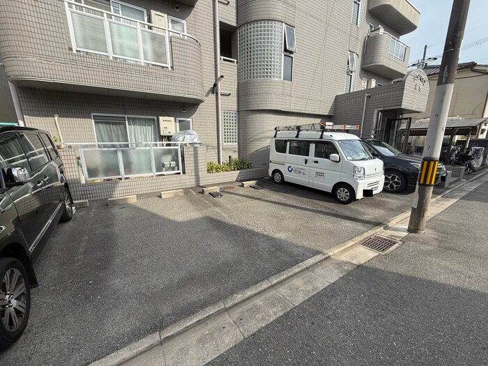 物件外観写真5　(駐車場)