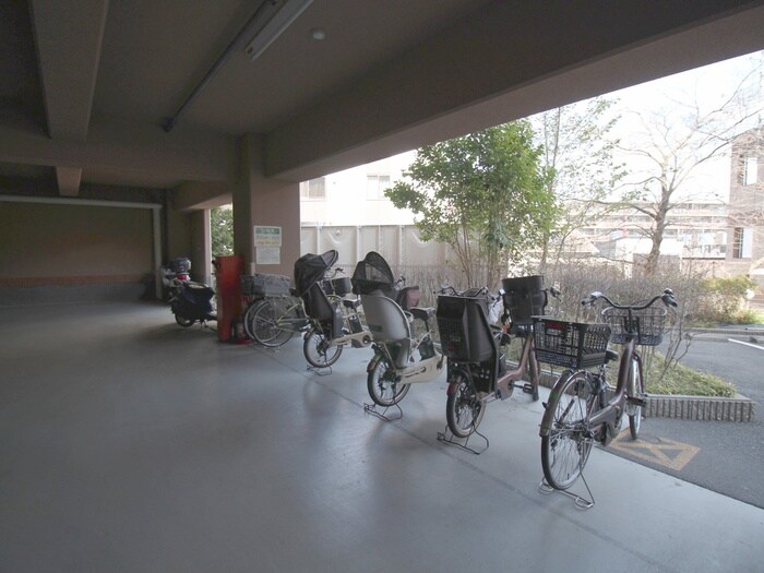 物件外観写真4　(駐輪場)