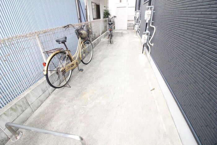 物件外観写真4　(駐輪場)