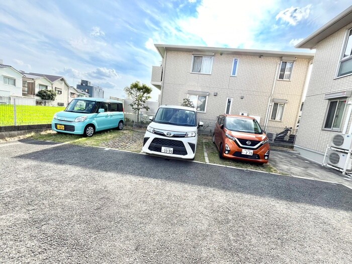 物件外観写真4　(駐車場)