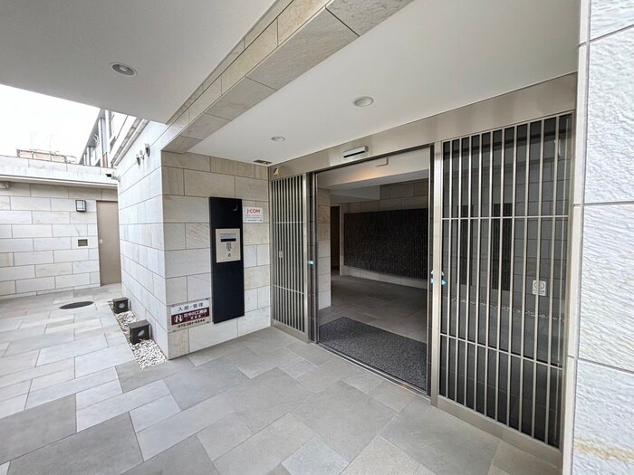 物件外観写真3　(エントランス部分)