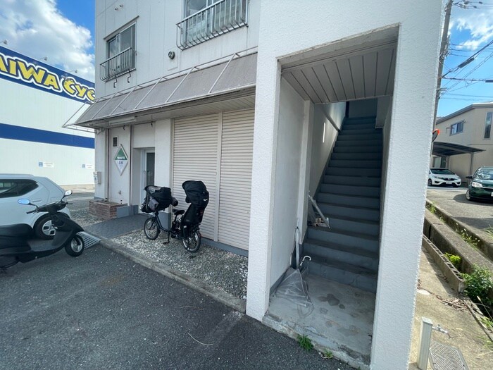 物件外観写真3　(エントランス部分)