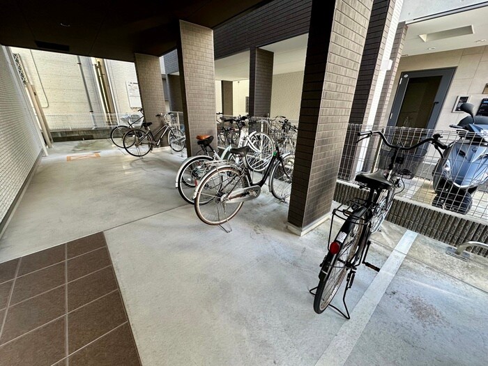 物件外観写真4　(駐輪場)
