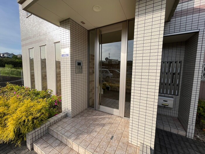 物件外観写真5　(エントランス部分)