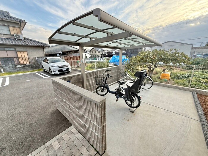物件外観写真4　(駐輪場)