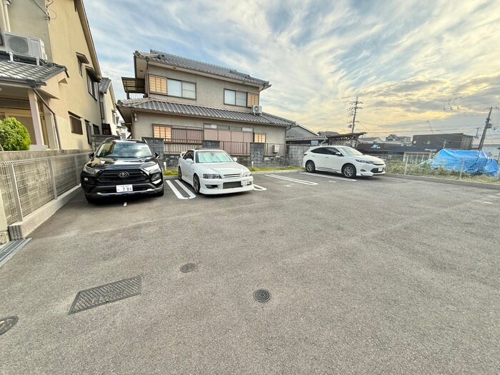 物件外観写真5　(駐車場)