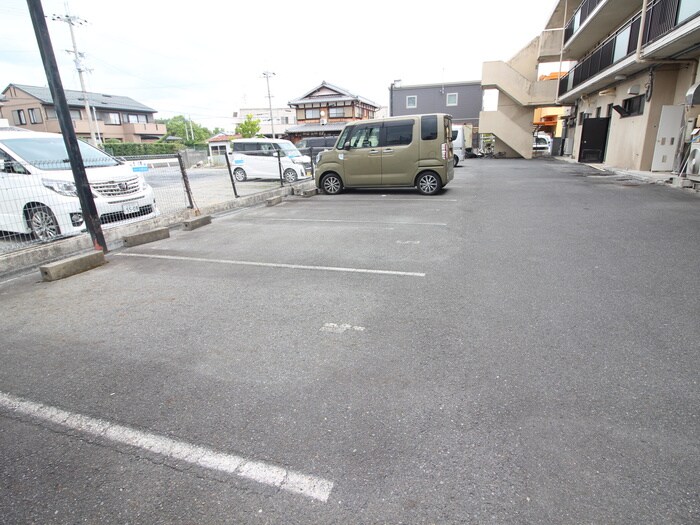 物件外観写真2　(駐車場)