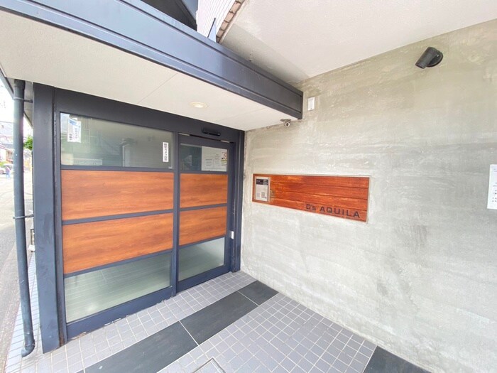 物件外観写真2　(エントランス部分)