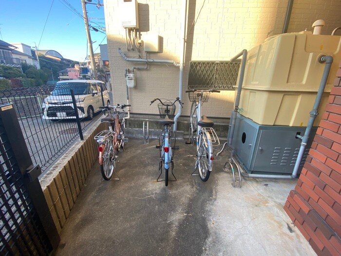 物件外観写真4　(駐輪場)