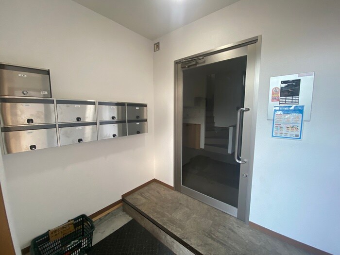 物件外観写真6　(エントランス部分)