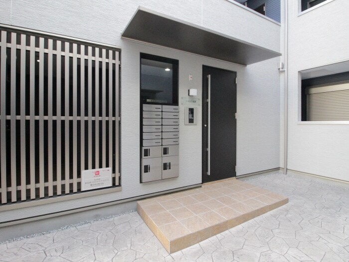 物件外観写真3　(エントランス部分)