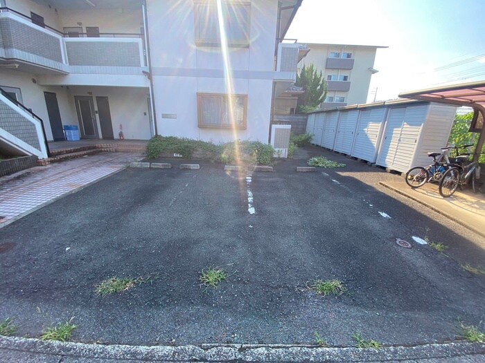 物件外観写真2　(駐車場)