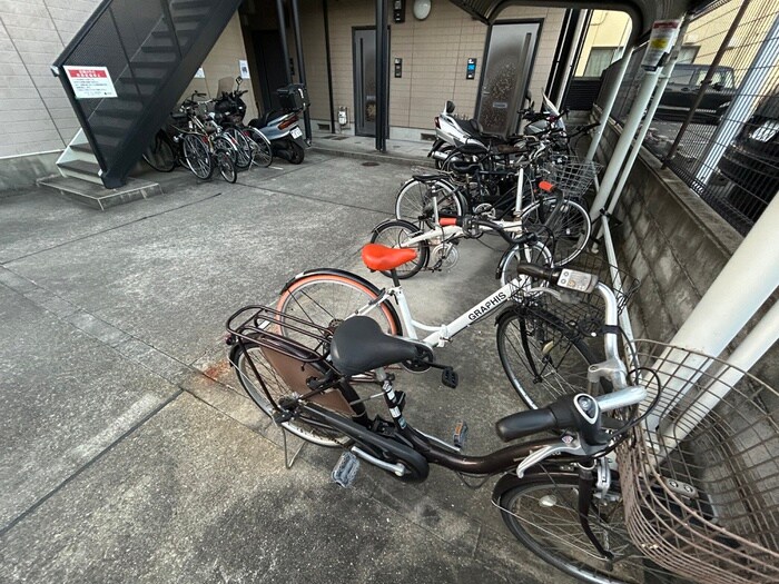 物件外観写真3　(駐輪場)