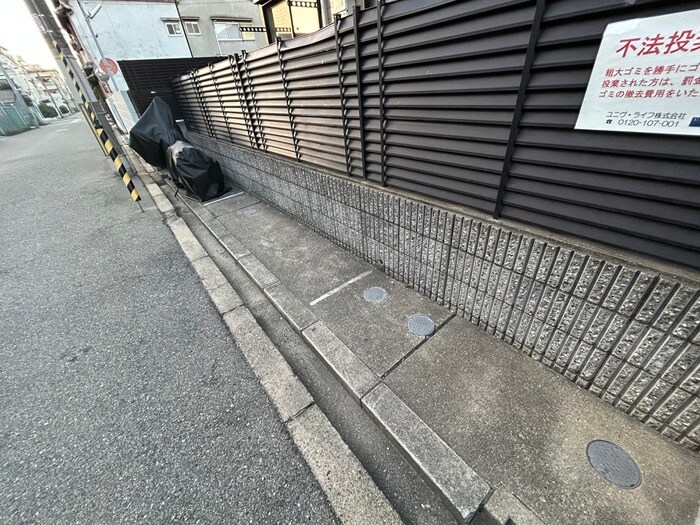 物件外観写真5　(バイク置き場)