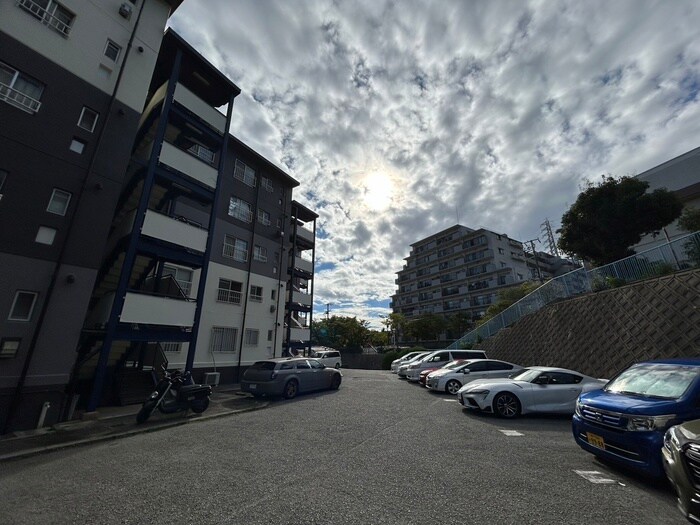 物件外観写真3　(駐車場)