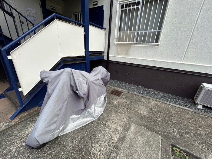 物件外観写真5　(バイク置き場)