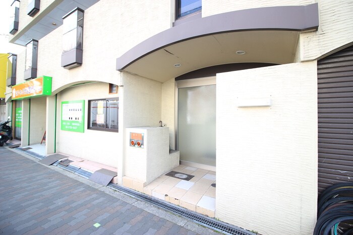 物件外観写真4　(エントランス部分)