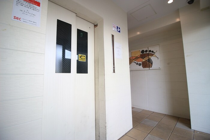 物件外観写真5　(エントランス部分)