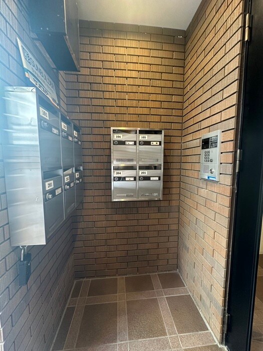 物件外観写真6　(エントランス部分)