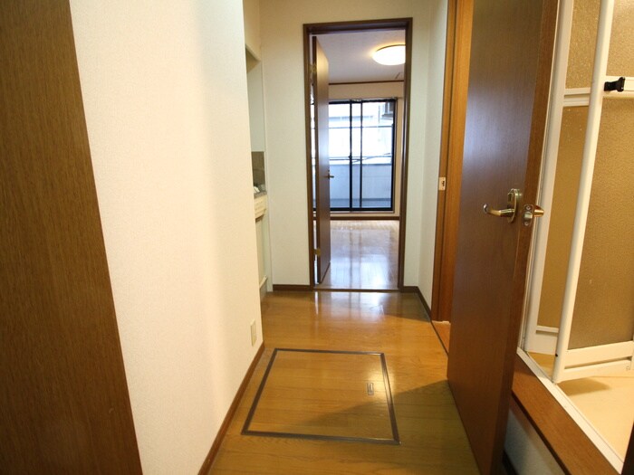 物件内観写真16　(玄関)