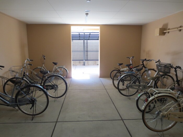 物件外観写真5　(駐輪場)