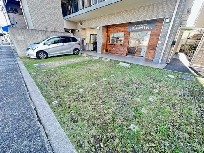 物件外観写真3　(駐車場)