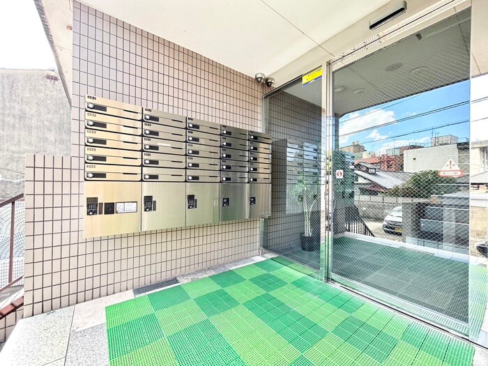 物件外観写真2　(エントランス部分)