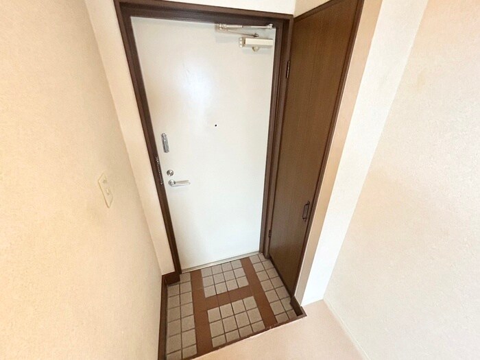 物件内観写真4　(玄関)