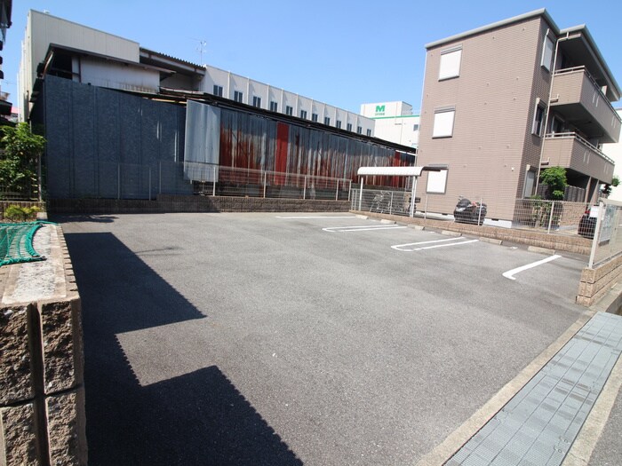 物件外観写真4　(駐車場)