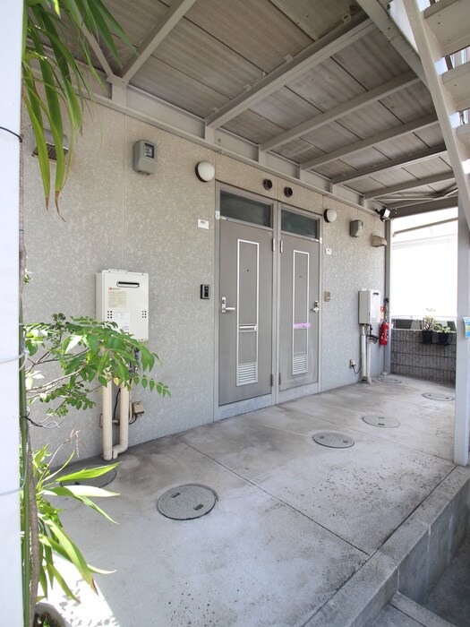 物件外観写真3　(エントランス部分)