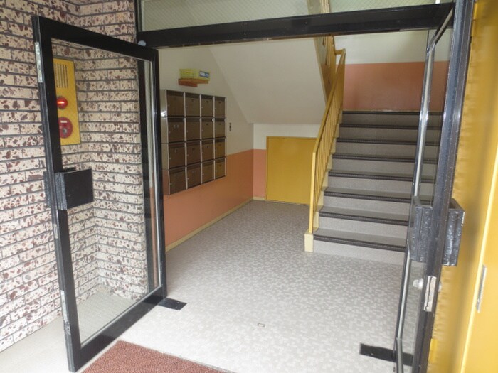 物件外観写真4　(エントランス部分)