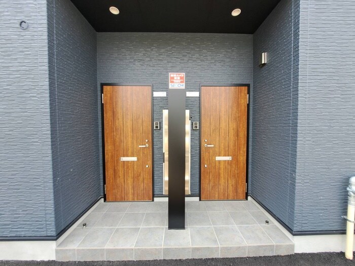 物件外観写真2　(エントランス部分)