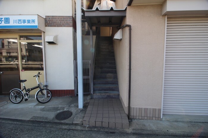 物件外観写真3　(エントランス部分)