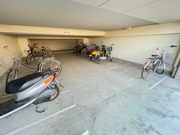物件外観写真4　(駐輪場)