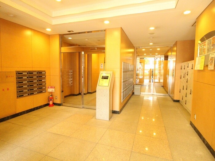 物件外観写真2　(エントランス部分)