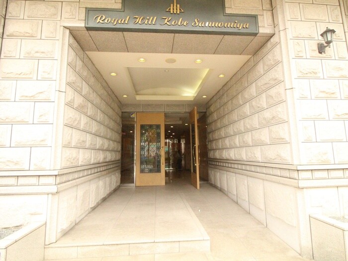 物件外観写真3　(エントランス部分)